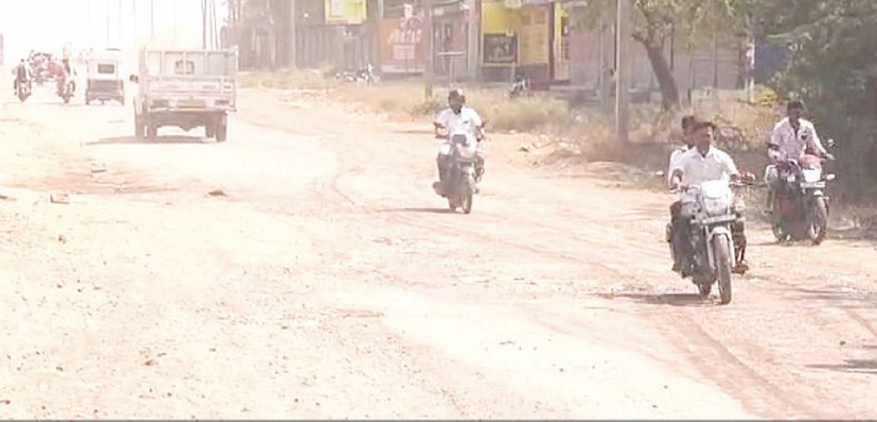 ಅಧಿಕಾರಿಗಳ ನಿರ್ಲಕ್ಷ್ಯ, ಹದಗೆಟ್ಟ ಹೆದ್ದಾರಿ