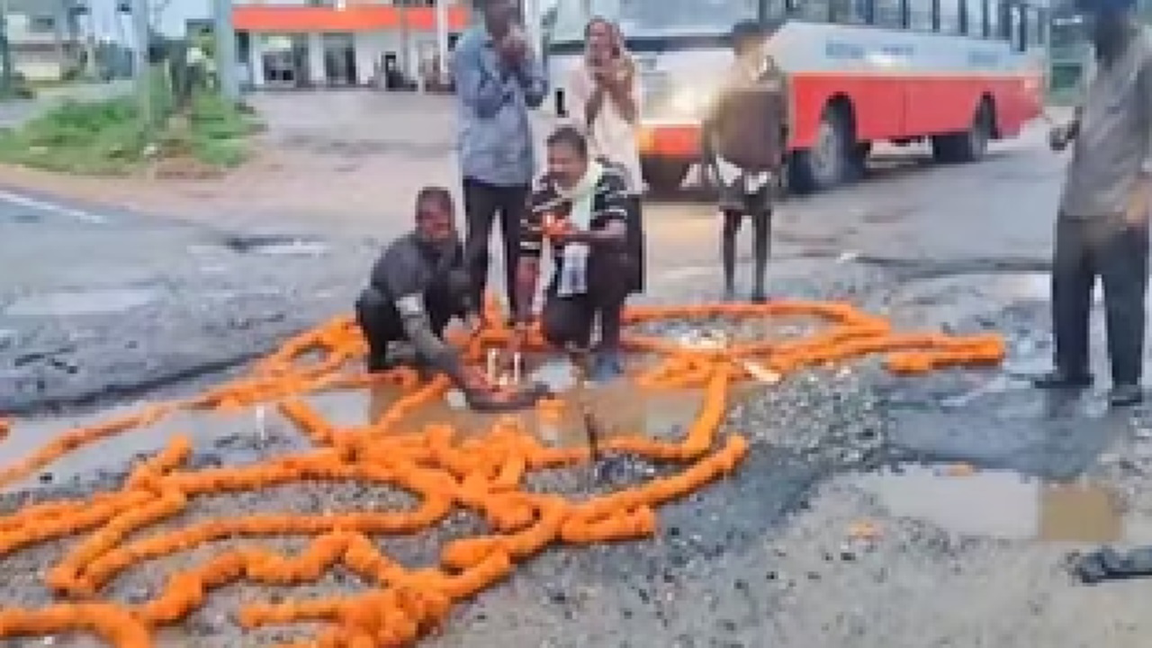 ರಸ್ತೆ ಗುಂಡಿಗಳನ್ನು ಹೂವುಗಳಿಂದ ಅಲಂಕರಿಸಿ ಪ್ರತಿಭಟನೆ