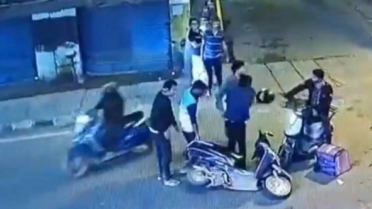 Road Rage: ಬೆಂಗಳೂರಿನಲ್ಲಿ ರೋಡ್‌ ರೇಜ್‌, ಡೆಲಿವರಿ ಬಾಯ್‌ ಮೇಲೆ ಅಮಾನುಷ ಹಲ್ಲೆ, ವಿಡಿಯೋ ವೈರಲ್