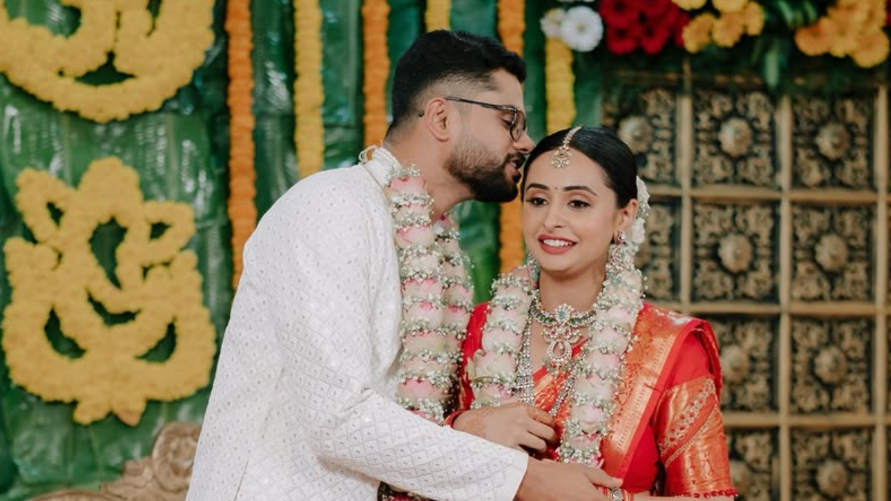 ಅದ್ಧೂರಿಯಾಗಿ ಎಂಗೇಜ್‌ಮೆಂಟ್‌ ಮಾಡಿಕೊಂಡ ʻಪುಟ್ಟಕ್ಕನ ಮಕ್ಕಳುʼ ನಟಿ ಸಂಜನಾ ಬುರ್ಲಿ; ಇಲ್ಲಿವೆ ನಿಶ್ಚಿತಾರ್ಥದ ಫೋಟೋಗಳು - Image 9