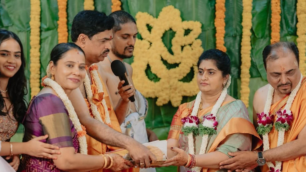 ಅದ್ಧೂರಿಯಾಗಿ ಎಂಗೇಜ್‌ಮೆಂಟ್‌ ಮಾಡಿಕೊಂಡ ʻಪುಟ್ಟಕ್ಕನ ಮಕ್ಕಳುʼ ನಟಿ ಸಂಜನಾ ಬುರ್ಲಿ; ಇಲ್ಲಿವೆ ನಿಶ್ಚಿತಾರ್ಥದ ಫೋಟೋಗಳು - Image 2