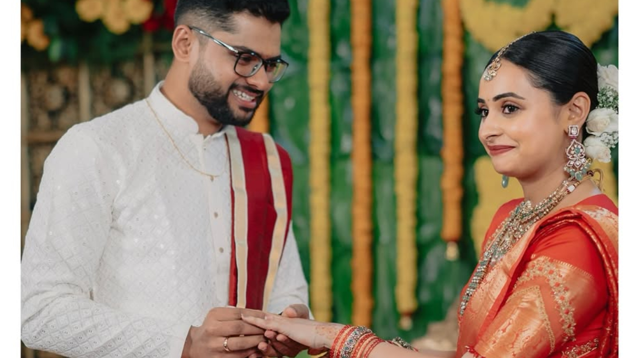 ಅದ್ಧೂರಿಯಾಗಿ ಎಂಗೇಜ್‌ಮೆಂಟ್‌ ಮಾಡಿಕೊಂಡ ʻಪುಟ್ಟಕ್ಕನ ಮಕ್ಕಳುʼ ನಟಿ ಸಂಜನಾ ಬುರ್ಲಿ; ಇಲ್ಲಿವೆ ನಿಶ್ಚಿತಾರ್ಥದ ಫೋಟೋಗಳು - Image 6