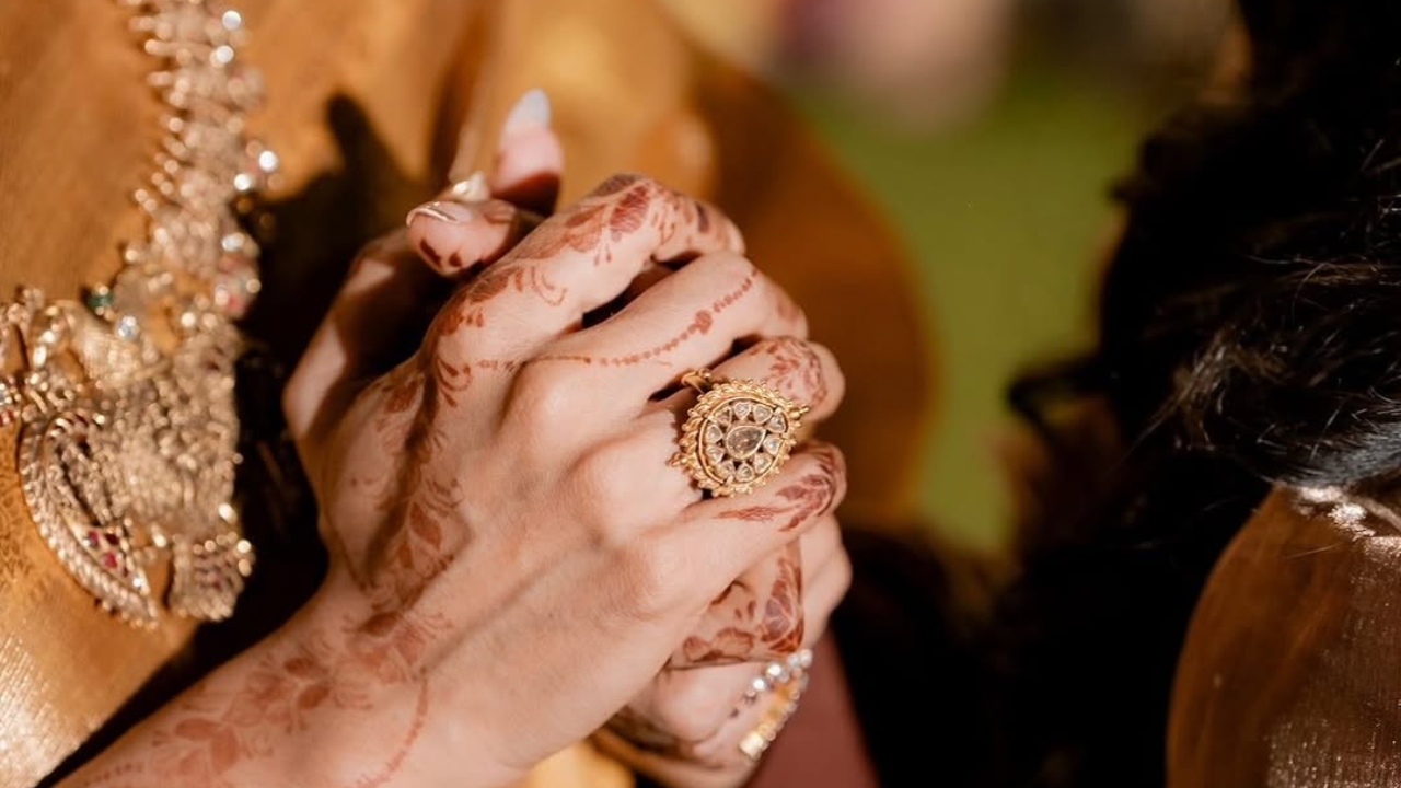 Photos: ತಂದೆ - ತಾಯಿ ಜೊತೆಗೆ ಇರುವ ಸ್ಪೆಷಲ್‌ ಫೋಟೋಗಳನ್ನು ಹಂಚಿಕೊಂಡ ʻಕಿಚ್ಚʼ ಸುದೀಪ್ ಪುತ್ರಿ ಸಾನ್ವಿ - Image 1