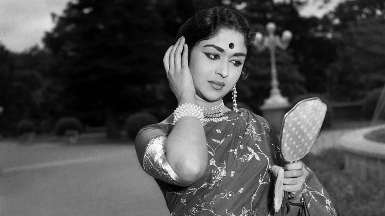 B. Saroja Devi: ಬದುಕನ್ನೇ ಬಣ್ಣದ ಲೋಕಕ್ಕೆ ಧಾರೆ ಎರೆದ ಹಿರಿಯ ನಟಿ ಸರೋಜಾ ದೇವಿ - Image 2