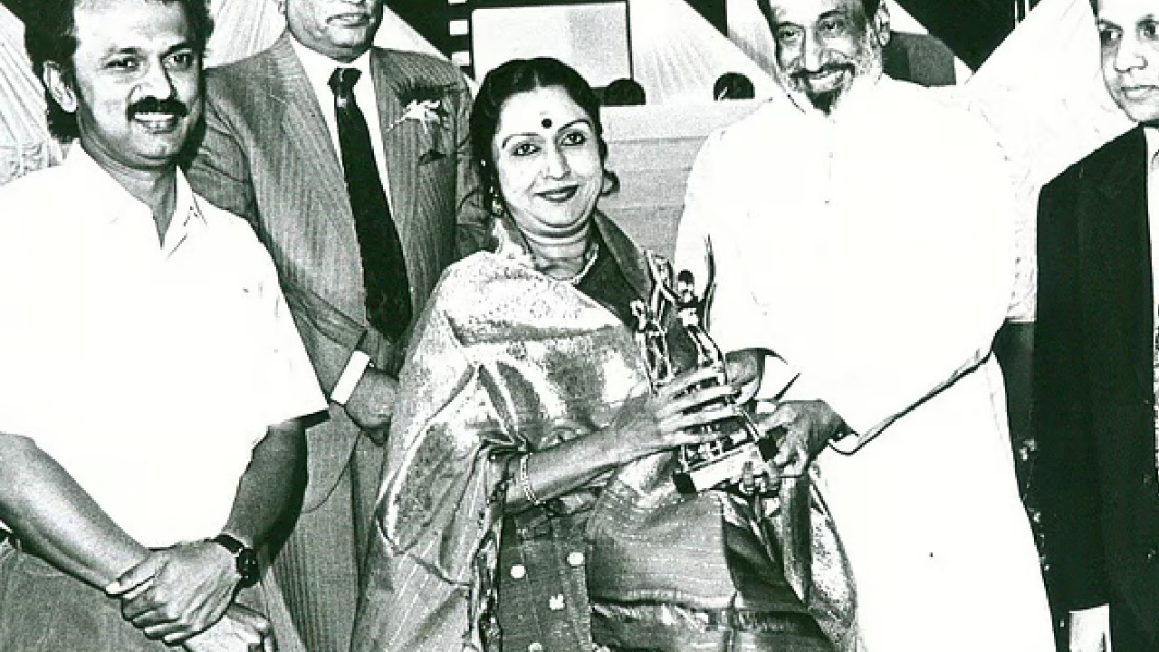 B Saroja devi: ಅಭಿನಯ ಸರಸ್ವತಿಗೆ ಒಲಿದು ಬಂದ ಪ್ರಶಸ್ತಿಗಳಾವುವು? ಅಪರೂಪದ ಫೋಟೋಗಳು ಇಲ್ಲಿವೆ - Image 4