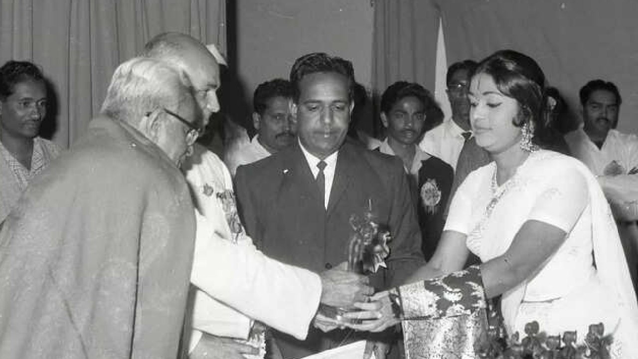 B Saroja devi: ಅಭಿನಯ ಸರಸ್ವತಿಗೆ ಒಲಿದು ಬಂದ ಪ್ರಶಸ್ತಿಗಳಾವುವು? ಅಪರೂಪದ ಫೋಟೋಗಳು ಇಲ್ಲಿವೆ - Image 2