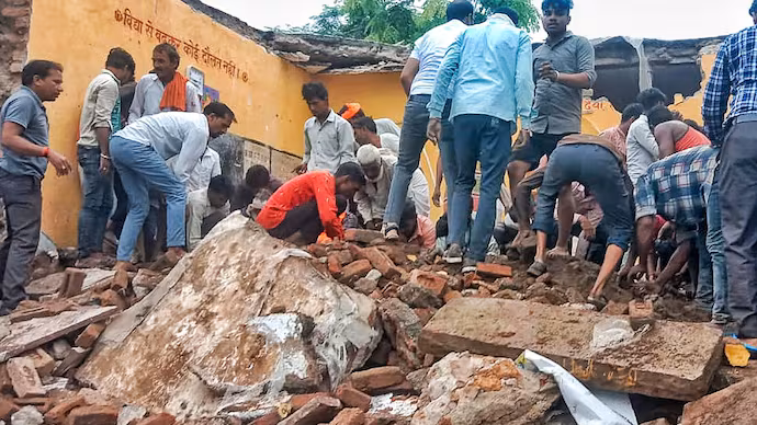 ಛಾವಣಿ ಕುಸಿಯುತ್ತಿದೆ ಅಂದ್ರೂ ಮಕ್ಕಳನ್ನು ಬೈದು ಕೂರಿಸಿದ ಶಿಕ್ಷಕರು!