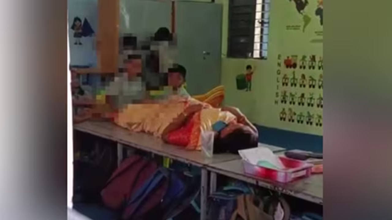 ಶಾಲೆಯೋ... ಇಲ್ಲ ಮಸಾಜ್ ಪಾರ್ಲರೋ? ಇದೆಂಥಾ ಅವ್ಯವಸ್ಥೆ!