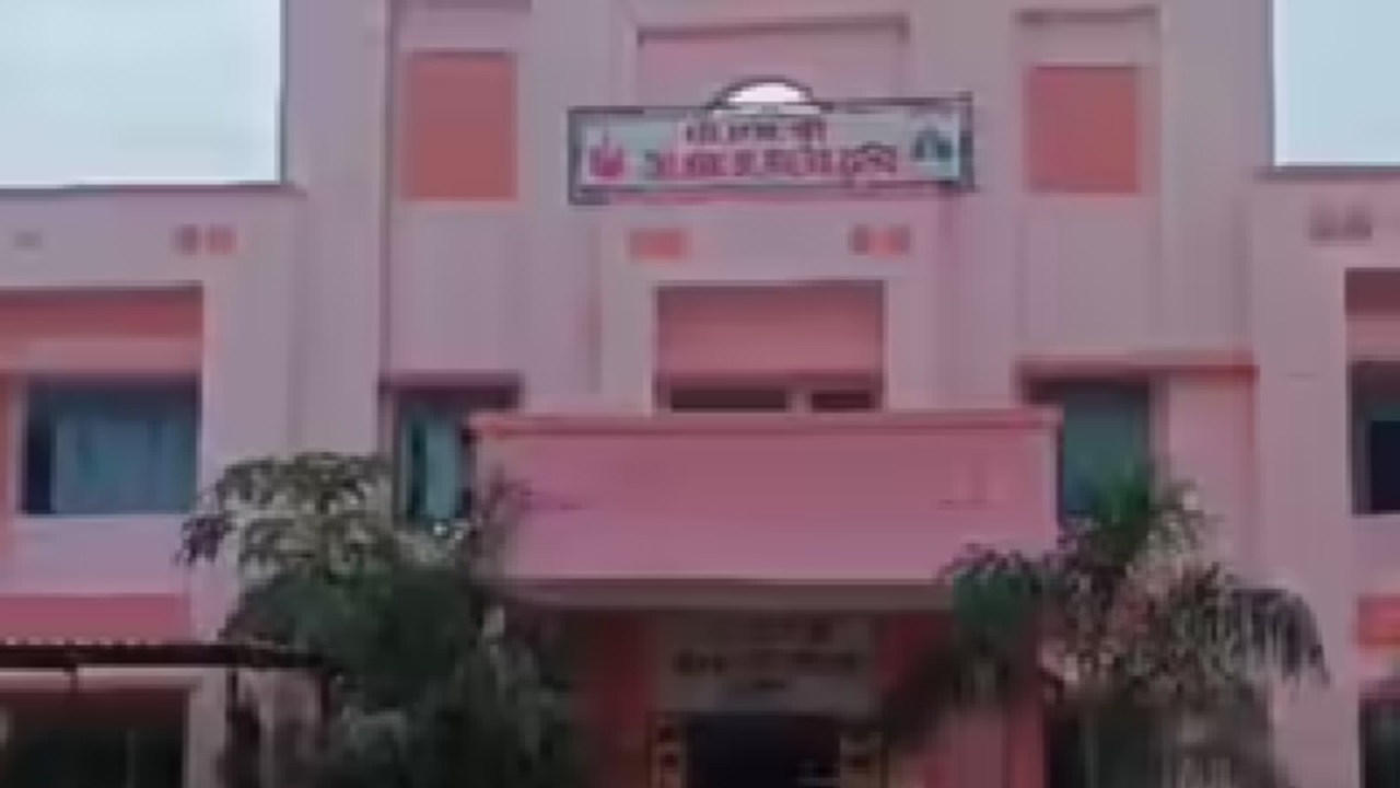 ಶಾಲೆಯಲ್ಲಿ ಎಲ್‍ಇಡಿ ಪರದೆ ಮೇಲೆ ಅಶ್ಲೀಲ ಚಿತ್ರ ವೀಕ್ಷಿಸಿದ ವಿದ್ಯಾರ್ಥಿಗಳು