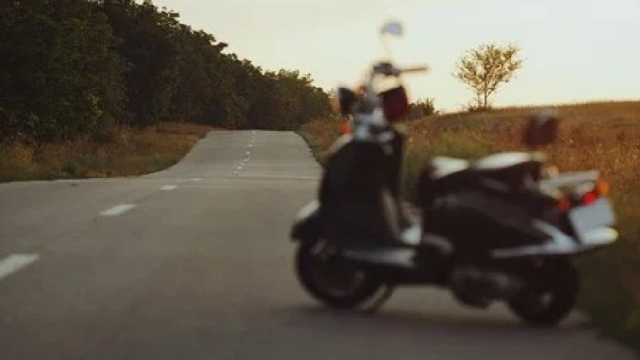 ರಸ್ತೆ ಮಧ್ಯೆ ಸ್ಕೂಟಿ ನಿಲ್ಲಿಸಿ ಗಡದ್ದಾಗಿ ಮಲಗಿದ ಭೂಪ!