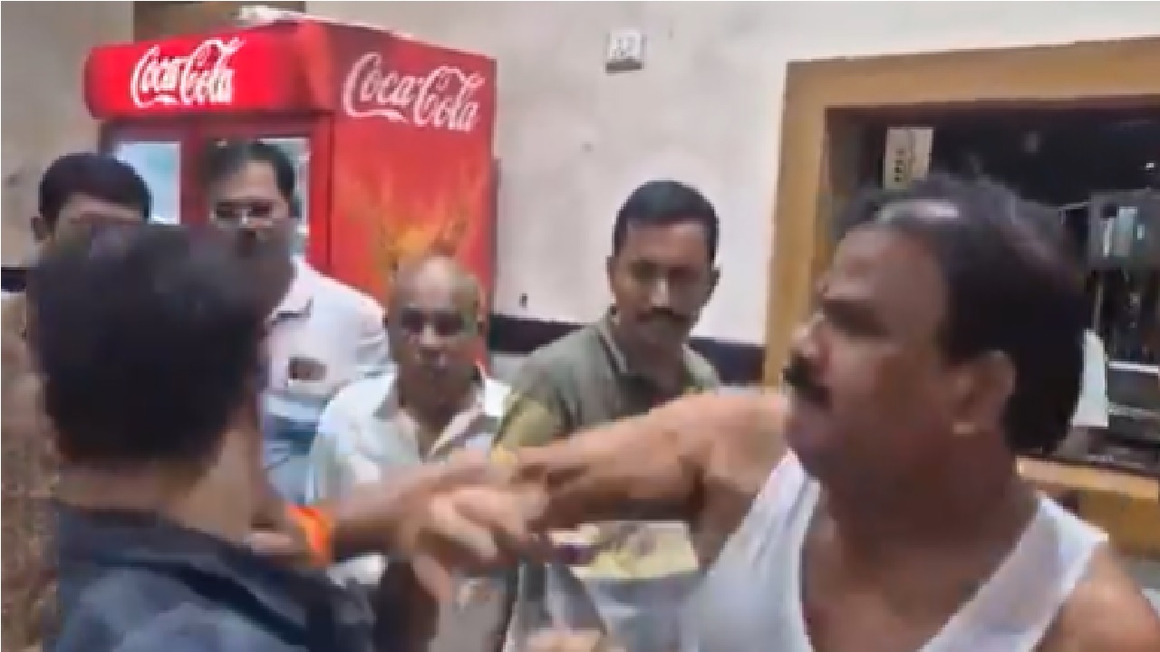 ಕ್ಯಾಂಟೀನ್ ಸಿಬ್ಬಂದಿಗೆ ಶಾಸಕನಿಂದ ಕಪಾಳಮೋಕ್ಷ! ವಿಡಿಯೊ ನೋಡಿ
