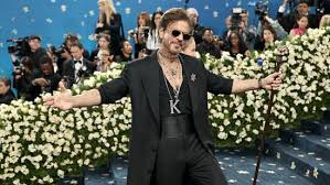 Met Gala 2025: ಮೆಟ್ ಗಾಲಾ 2025ರಲ್ಲಿ ಮಿಂಚಿದ ಭಾರತೀಯ ತಾರೆಗಳು; ಕಿಂಗ್ ಖಾನ್ ಎಂಟ್ರಿಗೆ ಎಲ್ಲರೂ ಫಿದಾ - Image 1