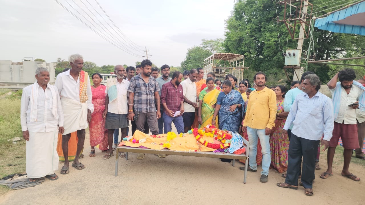 Chikkaballapur News: ಸುಮಾರು ವರ್ಷಗಳಿಂದ ಪುರಾತನ ಕಾಲದ ಸ್ಮಶಾನಕ್ಕಾಗಿ ಹೋರಾಟ ಮಾಡುತ್ತಿರುವ ಗ್ರಾಮಸ್ಥರು