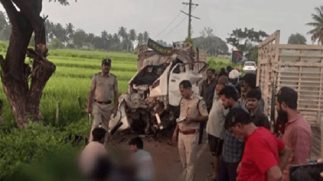 ಭೀಕರ ಅಪಘಾತ, ಮರಕ್ಕೆ ಗೂಡ್ಸ್ ಡಿಕ್ಕಿಯಾಗಿ ಮೂವರ ದುರ್ಮರಣ