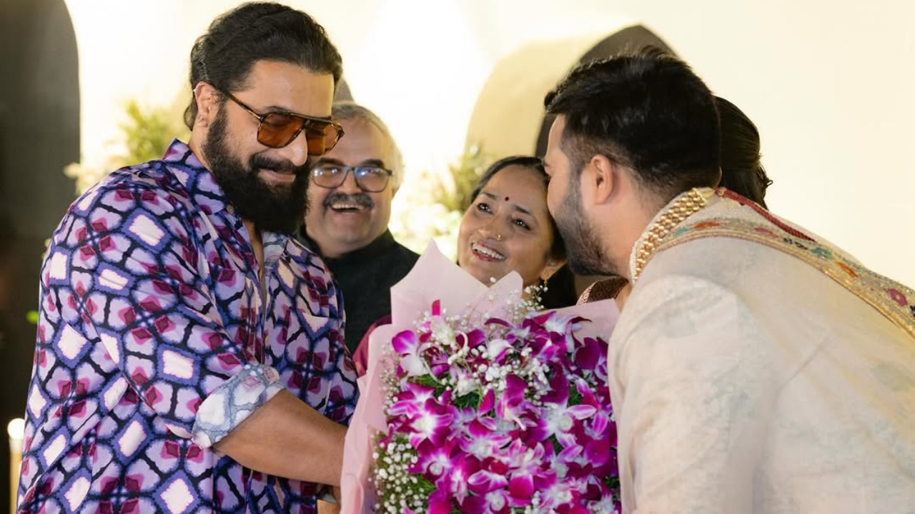 ಗಾಯಕ ಅನಿರುದ್ಧ ಶಾಸ್ತ್ರಿ ಆರತಕ್ಷತೆಯಲ್ಲಿ ಸ್ಯಾಂಡಲ್‌ವುಡ್‌ ತಾರೆಯರ ಸಮಾಗಮ; ಇಲ್ಲಿವೆ ಸುಂದರ ಫೋಟೋಗಳು - Image 10