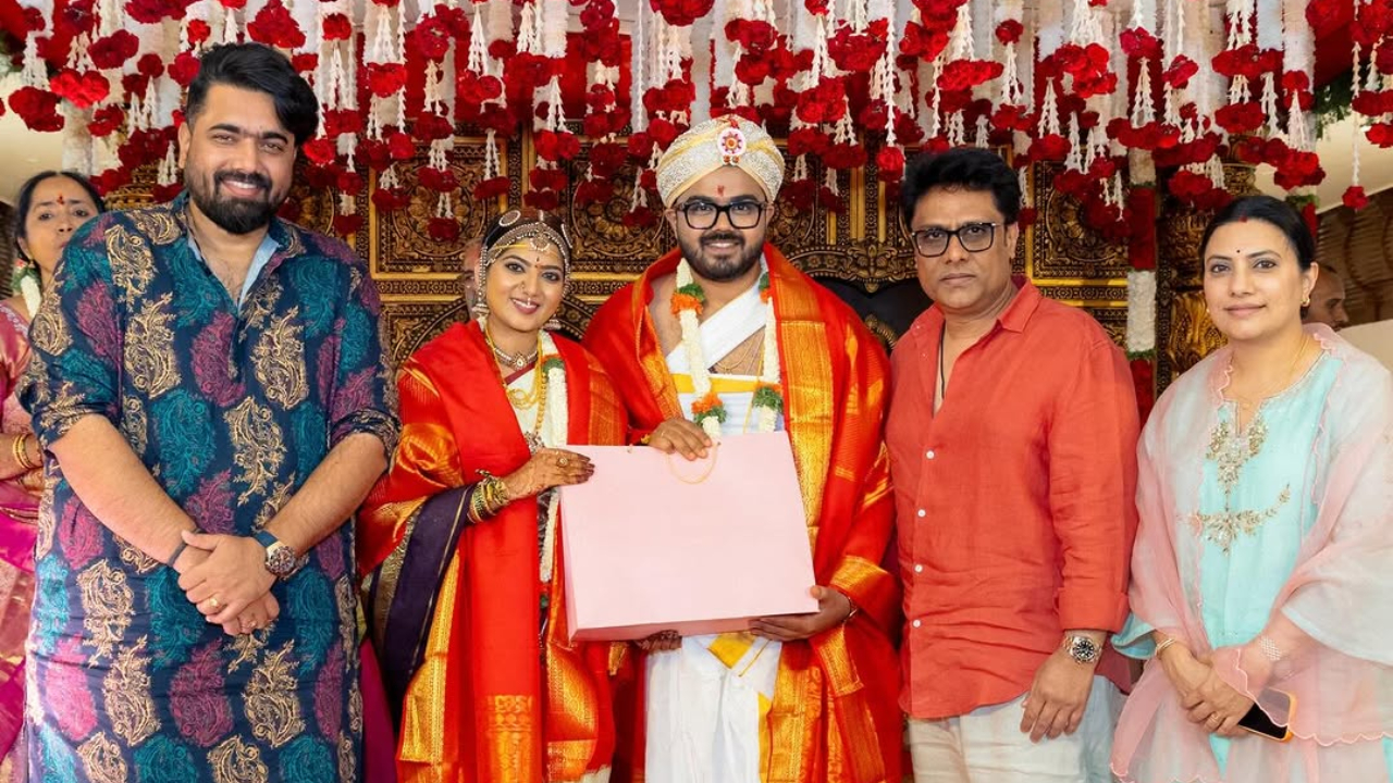 ಗಾಯಕ ಅನಿರುದ್ಧ ಶಾಸ್ತ್ರಿ ಆರತಕ್ಷತೆಯಲ್ಲಿ ಸ್ಯಾಂಡಲ್‌ವುಡ್‌ ತಾರೆಯರ ಸಮಾಗಮ; ಇಲ್ಲಿವೆ ಸುಂದರ ಫೋಟೋಗಳು - Image 2