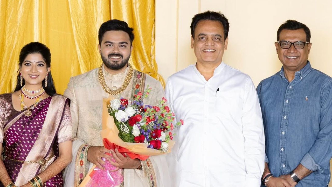 ಗಾಯಕ ಅನಿರುದ್ಧ ಶಾಸ್ತ್ರಿ ಆರತಕ್ಷತೆಯಲ್ಲಿ ಸ್ಯಾಂಡಲ್‌ವುಡ್‌ ತಾರೆಯರ ಸಮಾಗಮ; ಇಲ್ಲಿವೆ ಸುಂದರ ಫೋಟೋಗಳು - Image 3