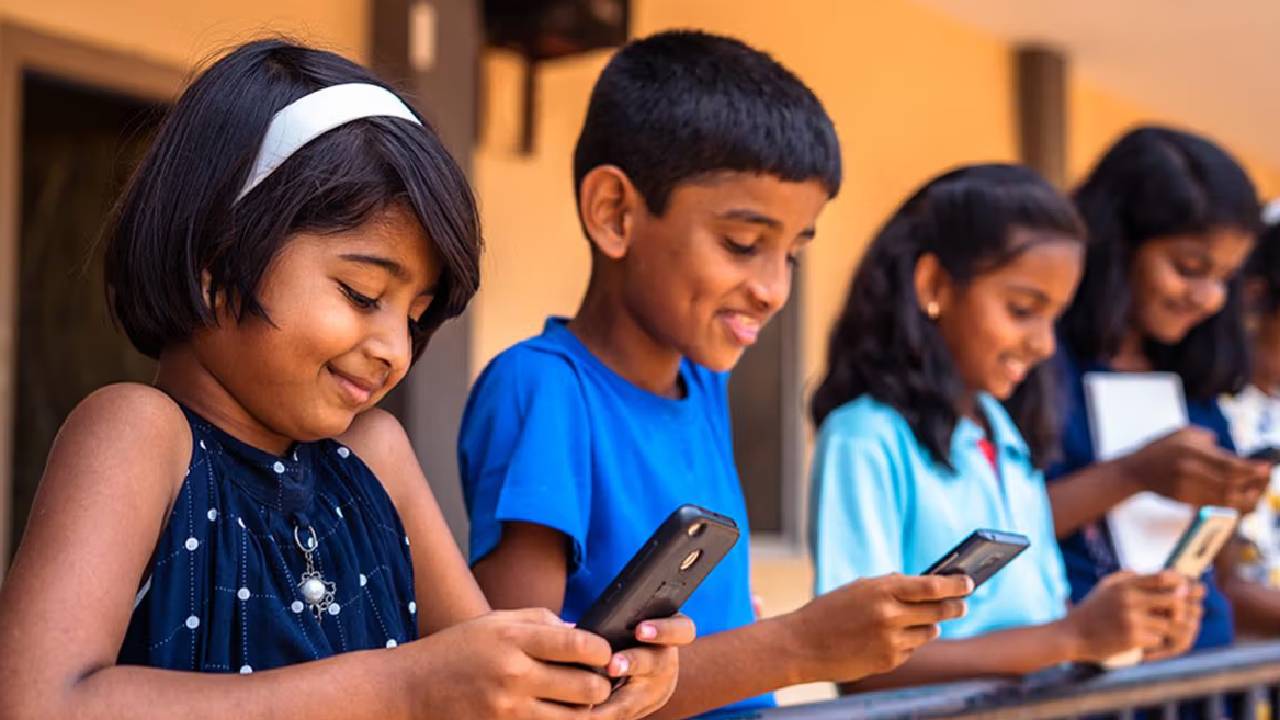 ರಾಜ್ಯದ ಎಲ್ಲಾ ಶಾಲೆಗಳಲ್ಲಿ ‘ಮೊಬೈಲ್ ಬಿಡಿ – ಪುಸ್ತಕ ಹಿಡಿ’ ಅಭಿಯಾನ