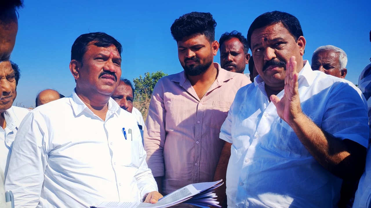 MLA SN Subbareddy: ಗುಡಿಬಂಡೆಯಲ್ಲಿ ಕ್ರೀಡಾಂಗಣ ನಿರ್ಮಾಣಕ್ಕೆ ಮಂಜೂರು ಮಾಡಿದ ಸ್ಥಳ ಪರಿಶೀಲನೆ ಮಾಡಿದ ಶಾಸಕ