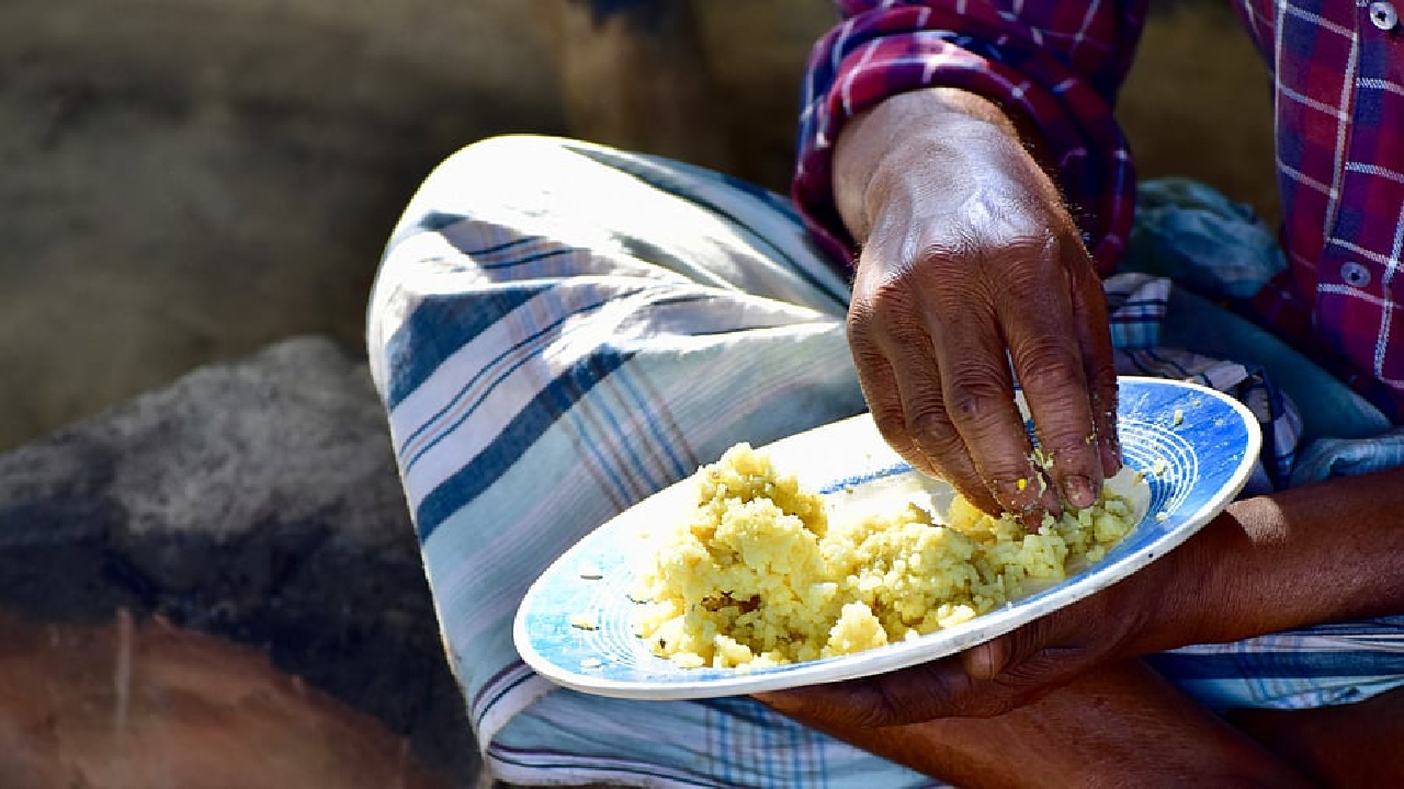 ದಲಿತರ ಮನೆಯಲ್ಲಿ ಊಟ ಮಾಡಿದ ಯುವಕನ ಕುಟುಂಬಕ್ಕೆ ಬಹಿಷ್ಕಾರ!