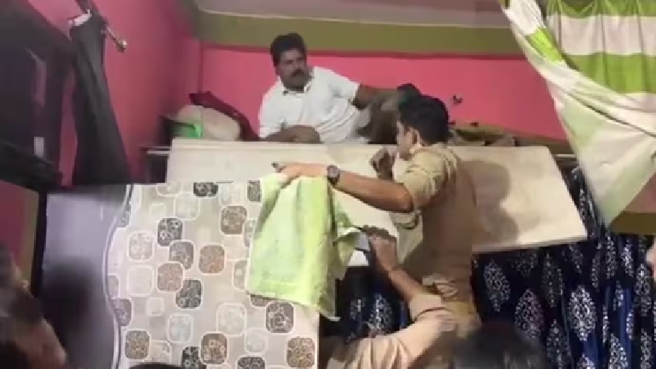 ಹಾಸಿಗೆಯ ಹಿಂದೆ ಅಡಗಿ ಕುಳಿತ ಎಸ್ಪಿ ನಾಯಕ! ಈತನ ಹೈಡ್ರಾಮಾ ನೋಡಿ