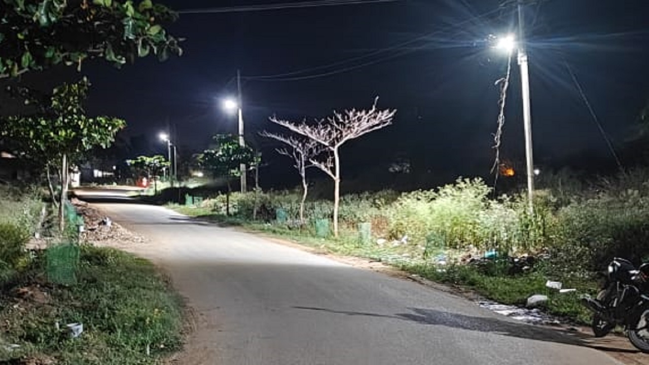 ರಾತ್ರಿ ವೇಳೆ ಕಾಡುತ್ತಿದ್ದ ಕತ್ತಲಿಗೆ ದಾನಿಗಳ ನೆರವಿನಿಂದ ಮುಕ್ತಿ