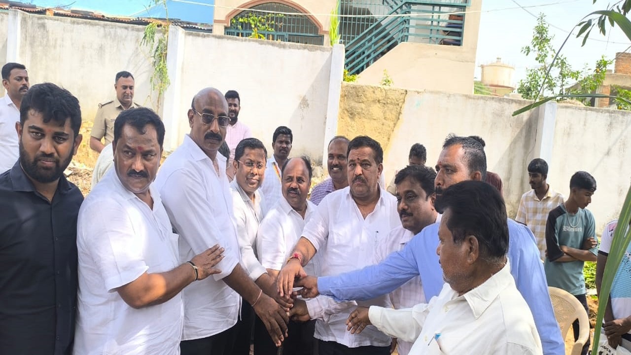 MLA SN Subbareddy: ಮೆಟ್ರಿಕ್ ನಂತರದ ಬಾಲಕರ ವಿದ್ಯಾರ್ಥಿ ನಿಲಯ ಕಾಂಪೌಂಡ್ ಗೋಡೆ ನಿರ್ಮಾಣಕ್ಕೆ ಶಾಸಕ ಎಸ್.ಎನ್.ಸುಬ್ಬಾರೆಡ್ಡಿ ಭೂಮಿ ಪೂಜೆ