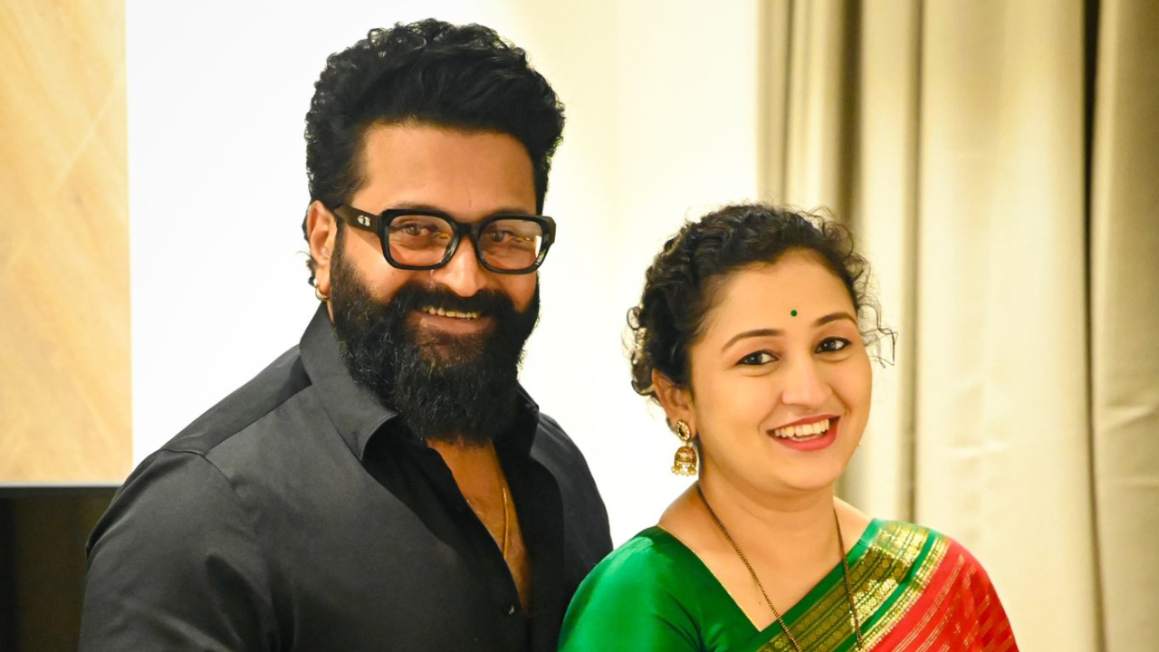 ʻಬಂಧ ಬೆಸೆದು, ಚಂದ ಹೊಸೆದು ಒಂದಾದ ಒಲವಿನ ದಾಂಪತ್ಯʼ; ರಿಷಬ್‌ ಶೆಟ್ಟಿ ದಂಪತಿಗೆ ಮದುವೆ ವಾರ್ಷಿಕೋತ್ಸವದ ಸಂಭ್ರಮ - Image 1