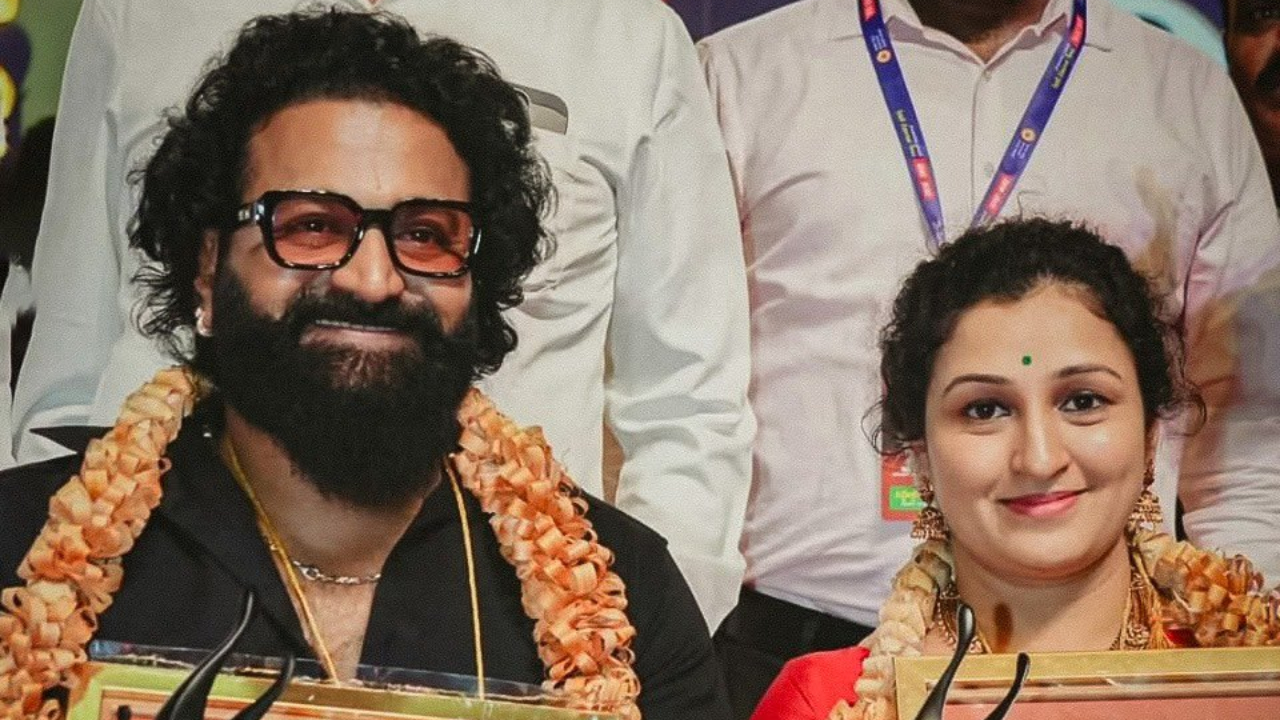 ʻಬಂಧ ಬೆಸೆದು, ಚಂದ ಹೊಸೆದು ಒಂದಾದ ಒಲವಿನ ದಾಂಪತ್ಯʼ; ರಿಷಬ್‌ ಶೆಟ್ಟಿ ದಂಪತಿಗೆ ಮದುವೆ ವಾರ್ಷಿಕೋತ್ಸವದ ಸಂಭ್ರಮ - Image 5