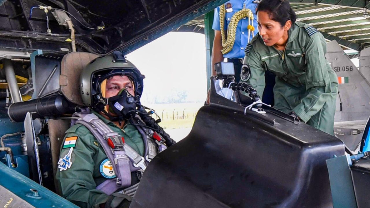 Fighter Jets: ಫೈಟರ್ ಜೆಟ್ಗಳಲ್ಲಿ ಹಾರಾಟ ನಡೆಸಿದ ಭಾರತೀಯ ನಾಯಕರು - Image 1