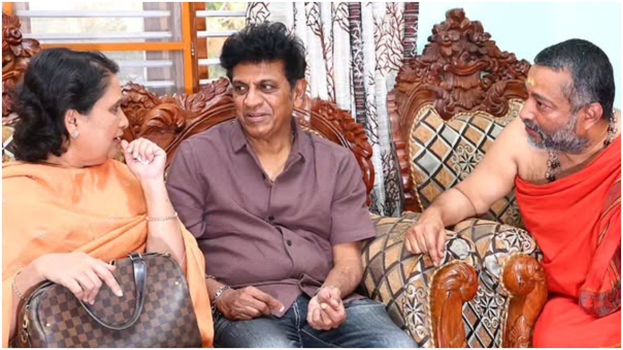 Photos: ಬೆಜ್ಜವಳ್ಳಿಯಲ್ಲಿ ಸಂಭ್ರಮದ ಸಂಕ್ರಾಂತಿ; ಇರುಮುಡಿ ಹೊತ್ತು ಸಾಗಿದ ನಟ ಶಿವರಾಜ್‌ಕುಮಾರ್ - Image 1