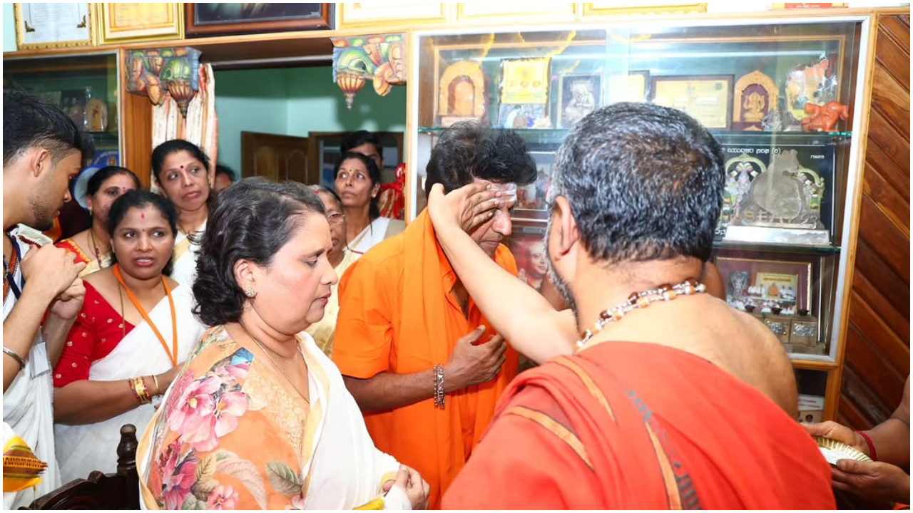 Photos: ಬೆಜ್ಜವಳ್ಳಿಯಲ್ಲಿ ಸಂಭ್ರಮದ ಸಂಕ್ರಾಂತಿ; ಇರುಮುಡಿ ಹೊತ್ತು ಸಾಗಿದ ನಟ ಶಿವರಾಜ್‌ಕುಮಾರ್ - Image 2