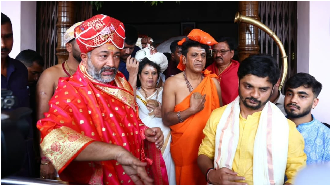 Photos: ಬೆಜ್ಜವಳ್ಳಿಯಲ್ಲಿ ಸಂಭ್ರಮದ ಸಂಕ್ರಾಂತಿ; ಇರುಮುಡಿ ಹೊತ್ತು ಸಾಗಿದ ನಟ ಶಿವರಾಜ್‌ಕುಮಾರ್ - Image 3