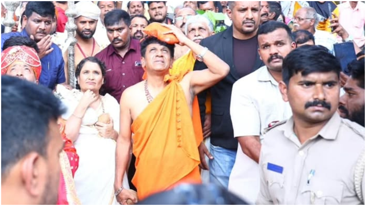 Photos: ಬೆಜ್ಜವಳ್ಳಿಯಲ್ಲಿ ಸಂಭ್ರಮದ ಸಂಕ್ರಾಂತಿ; ಇರುಮುಡಿ ಹೊತ್ತು ಸಾಗಿದ ನಟ ಶಿವರಾಜ್‌ಕುಮಾರ್ - Image 5