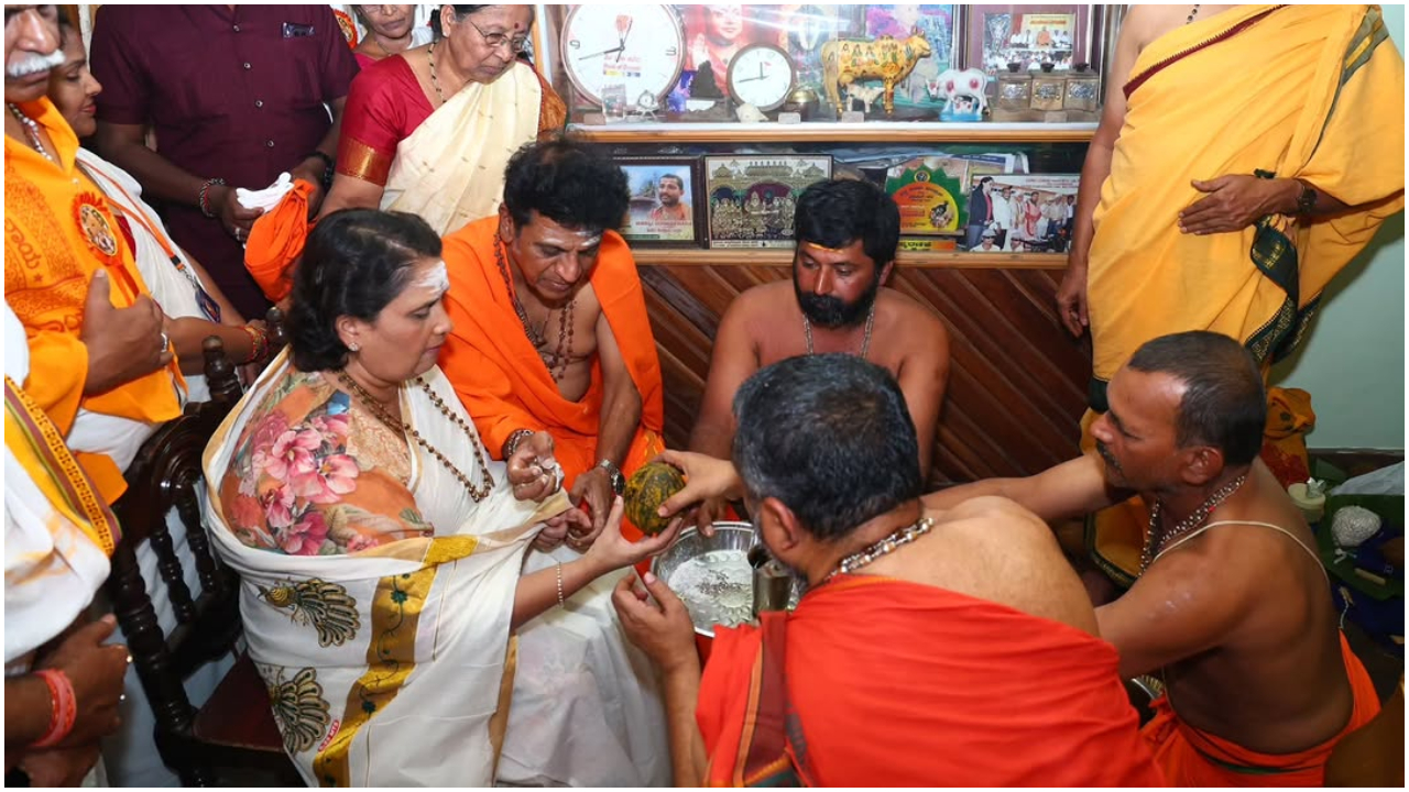 Photos: ಬೆಜ್ಜವಳ್ಳಿಯಲ್ಲಿ ಸಂಭ್ರಮದ ಸಂಕ್ರಾಂತಿ; ಇರುಮುಡಿ ಹೊತ್ತು ಸಾಗಿದ ನಟ ಶಿವರಾಜ್‌ಕುಮಾರ್ - Image 7