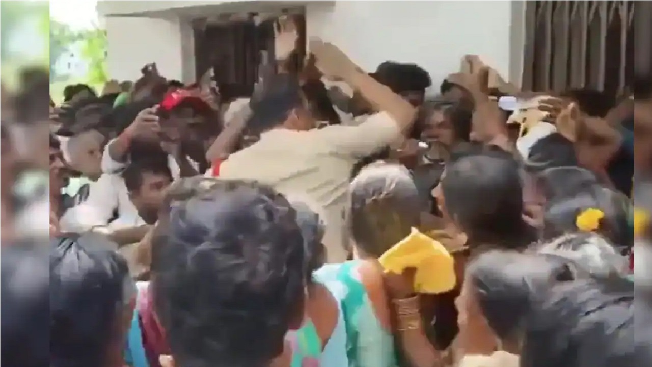 ಯೂರಿಯ ಕೊಡಿ ಅಂದಿದ್ದೇ ತಪ್ಪಾಯ್ತಾ? ರೈತನನ್ನು ಥಳಿಸಿದ ಪೊಲೀಸರು
