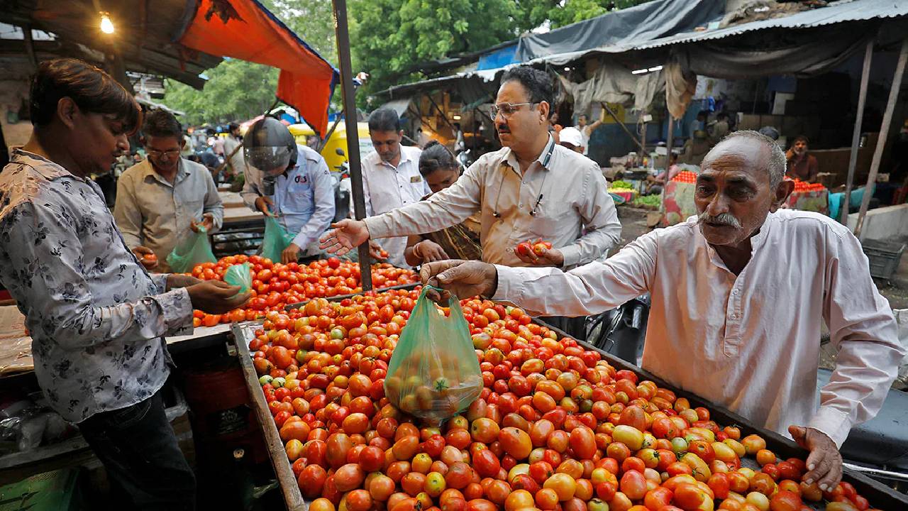 ಟೊಮೆಟೊ ಬೆಲೆ ಗಗನಕ್ಕೆ, ತರಕಾರಿ ಬೆಲೆಯೂ ಹೆಚ್ಚಳ,  ಗ್ರಾಹಕ ಕಂಗಾಲು