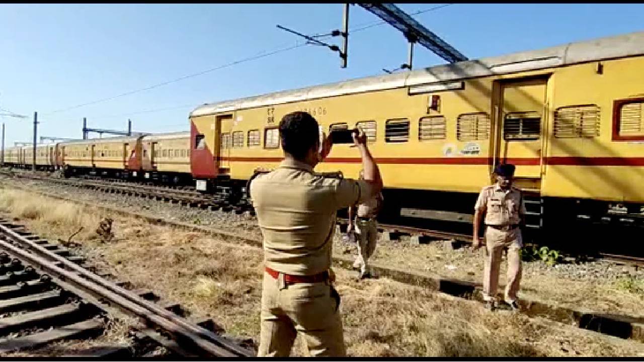 Fire Accident: ಚಲಿಸುತ್ತಿದ್ದ ರೈಲಿನಲ್ಲಿ ಬೆಂಕಿ, ಬೆಂಗಳೂರಿನಲ್ಲಿ ತಪ್ಪಿದ ಭಾರಿ ಅನಾಹುತ