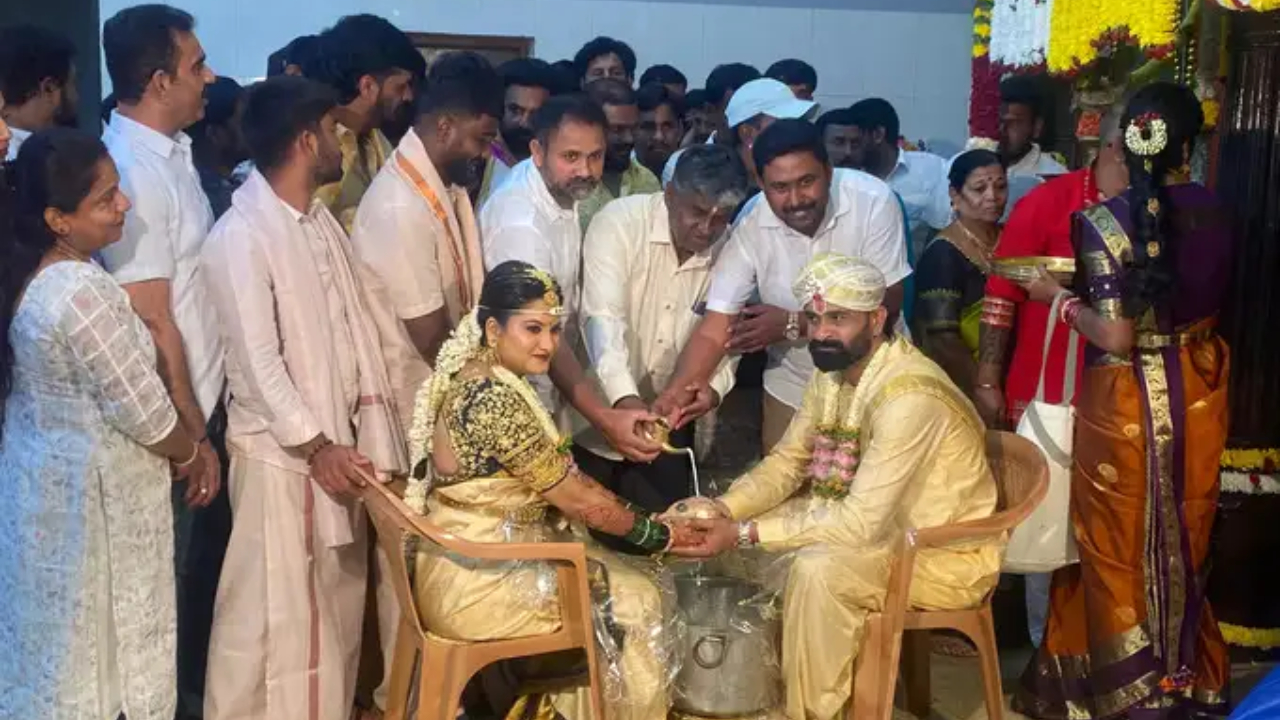 ಧರ್ಮಸ್ಥಳದ ಮಂಜುನಾಥನ ಸನ್ನಿಧಿಯಲ್ಲಿ ಸರಳವಾಗಿ ದಾಂಪತ್ಯ ಜೀವನಕ್ಕೆ ಕಾಲಿಟ್ಟ ʻಉಗ್ರಂʼ ಮಂಜು; ಈ ಮದುವೆಗೆ ಯಾರೆಲ್ಲಾ ಹೋಗಿದ್ರು ನೋಡಿ - Image 8