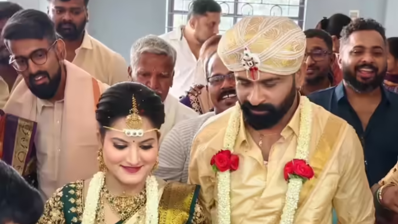 ಧರ್ಮಸ್ಥಳದ ಮಂಜುನಾಥನ ಸನ್ನಿಧಿಯಲ್ಲಿ ಸರಳವಾಗಿ ದಾಂಪತ್ಯ ಜೀವನಕ್ಕೆ ಕಾಲಿಟ್ಟ ʻಉಗ್ರಂʼ ಮಂಜು; ಈ ಮದುವೆಗೆ ಯಾರೆಲ್ಲಾ ಹೋಗಿದ್ರು ನೋಡಿ - Image 1