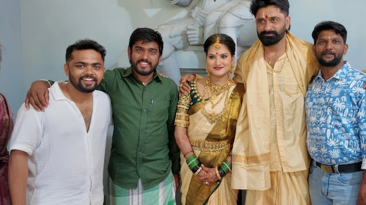 ಧರ್ಮಸ್ಥಳದ ಮಂಜುನಾಥನ ಸನ್ನಿಧಿಯಲ್ಲಿ ಸರಳವಾಗಿ ದಾಂಪತ್ಯ ಜೀವನಕ್ಕೆ ಕಾಲಿಟ್ಟ ʻಉಗ್ರಂʼ ಮಂಜು; ಈ ಮದುವೆಗೆ ಯಾರೆಲ್ಲಾ ಹೋಗಿದ್ರು ನೋಡಿ - Image 5