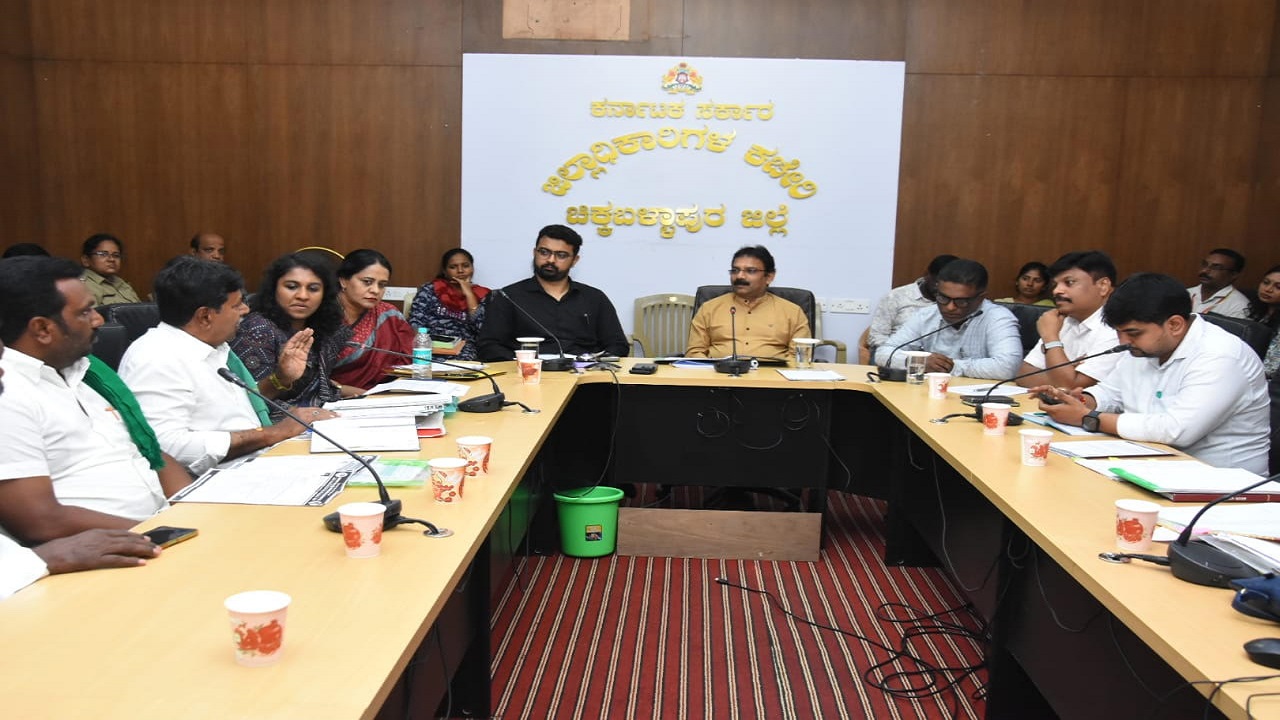 Chikkaballapur News: ರೈತ ಮುಖಂಡರೊಂದಿಗೆ ಜಿಲ್ಲಾಧಿಕಾರಿ ಪಿ.ಎನ್. ರವೀಂದ್ರ ಸಭೆ