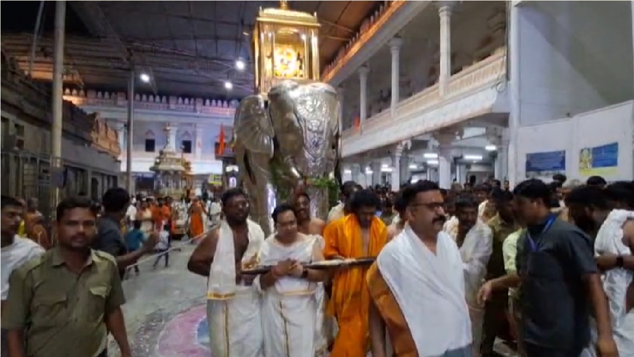 ಮಂತ್ರಾಲಯದ ರಾಯರ ದರ್ಶನ ಪಡೆದ ನಟ ಉಪೇಂದ್ರ