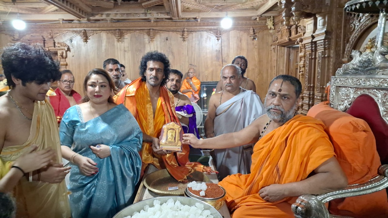 Actor Upendra: ಕುಟುಂಬದೊಂದಿಗೆ ರಾಯರ ದರ್ಶನ ಪಡೆದ ನಟ ಉಪೇಂದ್ರ, ನಟಿ ತಾರಾ - Image 1