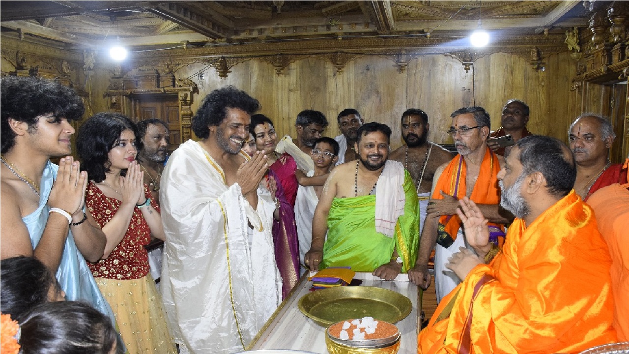 Actor Upendra: ಕುಟುಂಬದೊಂದಿಗೆ ರಾಯರ ದರ್ಶನ ಪಡೆದ ನಟ ಉಪೇಂದ್ರ, ನಟಿ ತಾರಾ - Image 3