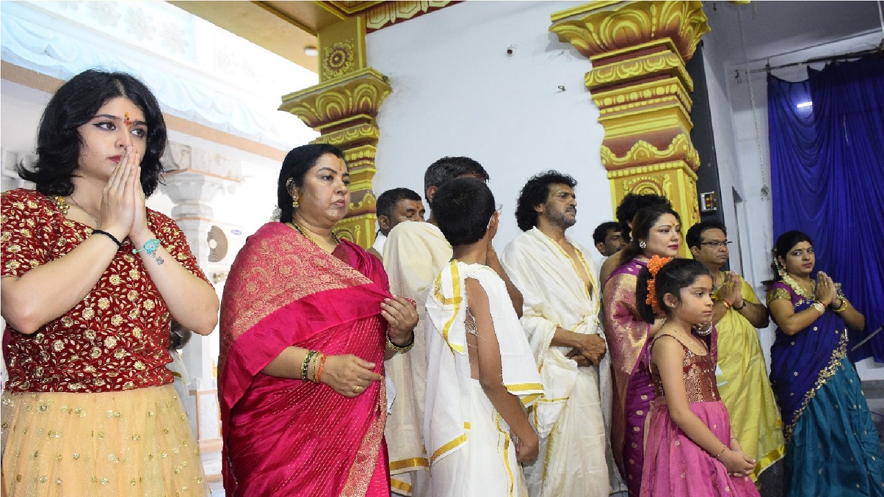 Actor Upendra: ಕುಟುಂಬದೊಂದಿಗೆ ರಾಯರ ದರ್ಶನ ಪಡೆದ ನಟ ಉಪೇಂದ್ರ, ನಟಿ ತಾರಾ - Image 4