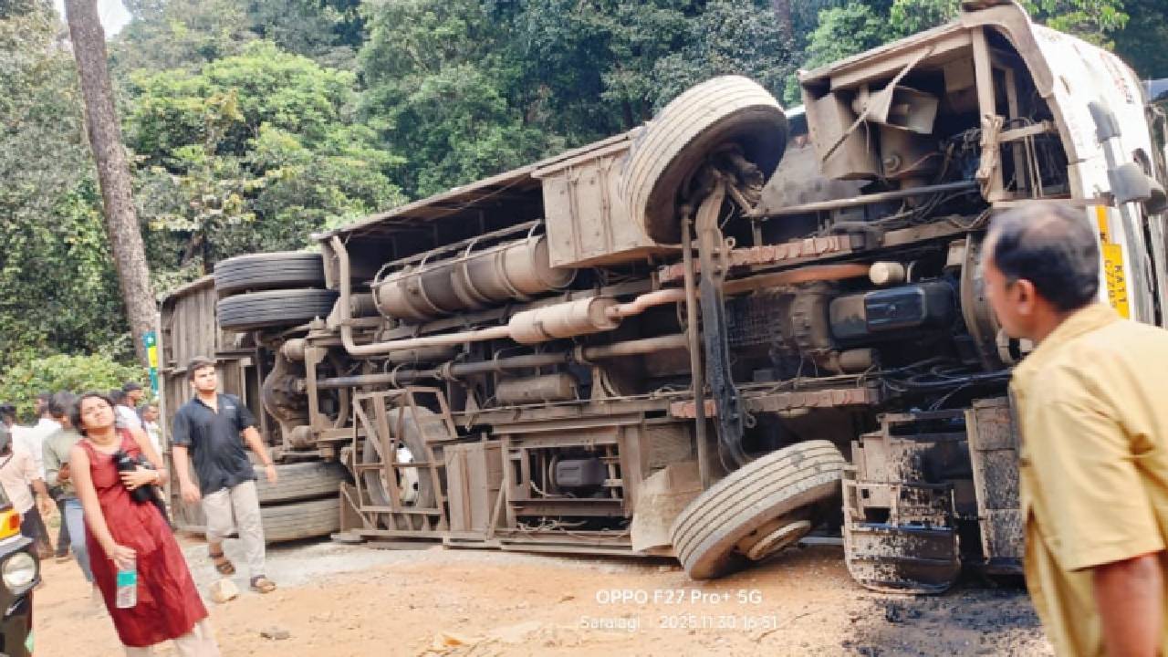 ಶಾಲಾ ಪ್ರವಾಸದ ಬಸ್ ಪಲ್ಟಿ, ಒಬ್ಬ ವಿದ್ಯಾರ್ಥಿ ಸಾವು, 26 ಮಕ್ಕಳಿಗೆ ಗಾಯ