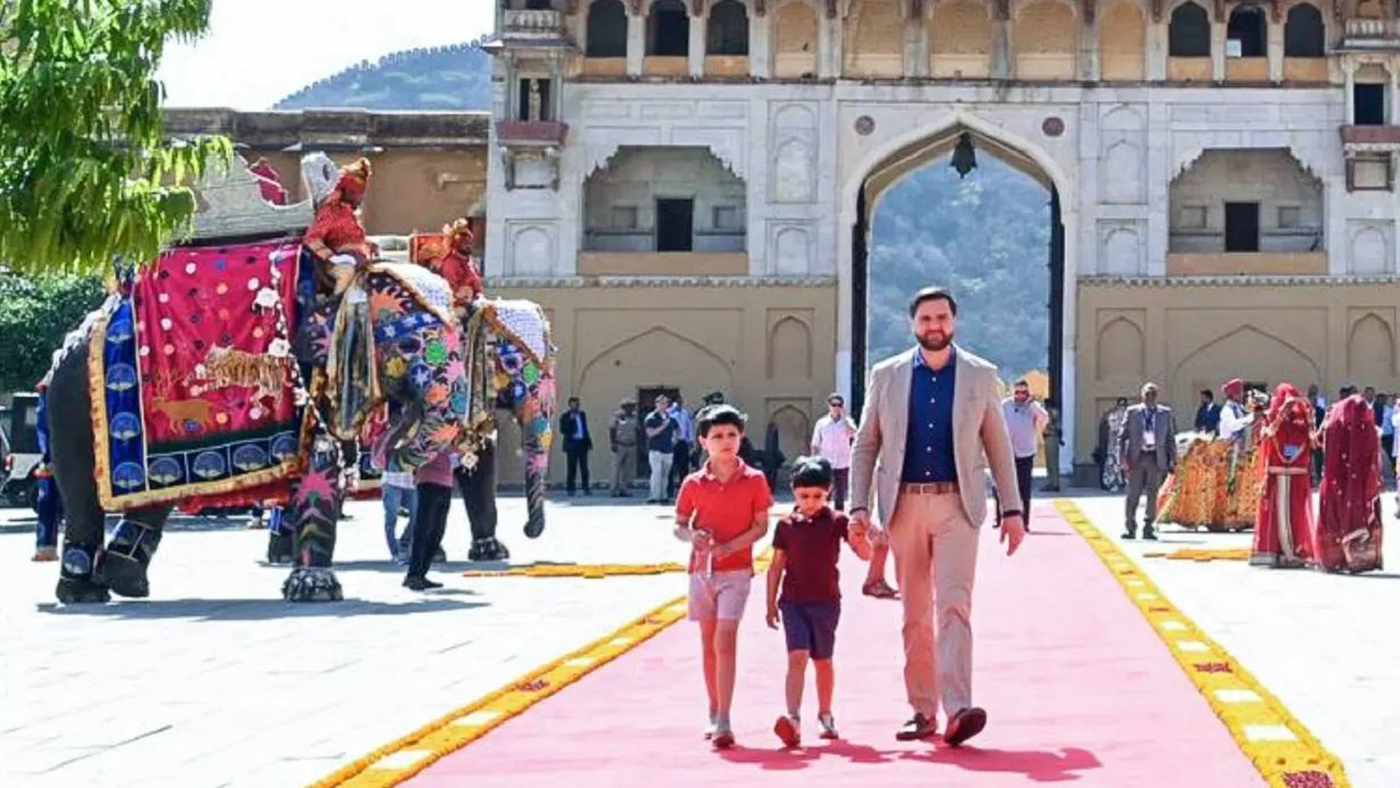 ಅಂಬರ್ ಕೋಟೆಗೆ ಆಗಮಿಸಿದ ವ್ಯಾನ್ಸ್ ಕುಟುಂಬಕ್ಕೆ ಅದ್ದೂರಿ ಸ್ವಾಗತ