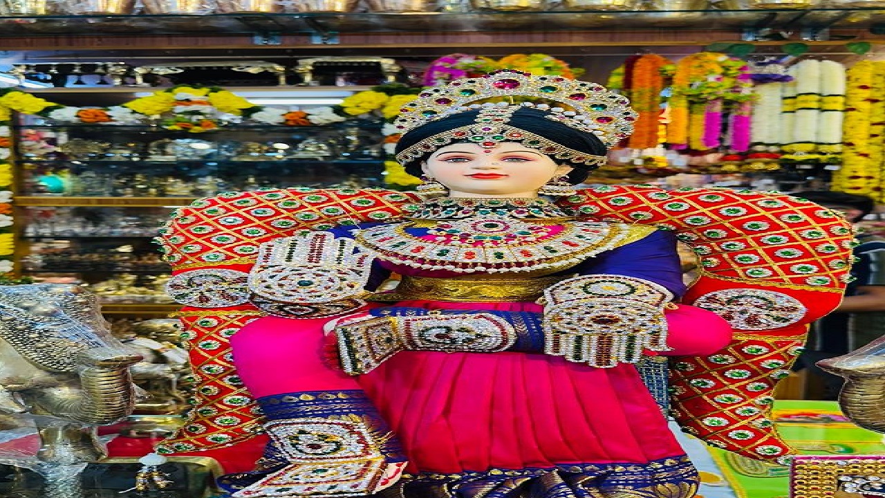 Varamahalaxmi festival 2025: ಹಬ್ಬಕ್ಕೆ ಮನೆಗೆ ಬರಲು ಸಿದ್ಧ ರೆಡಿಮೇಡ್ ವರಮಹಾಲಕ್ಷ್ಮಿ - Image 4