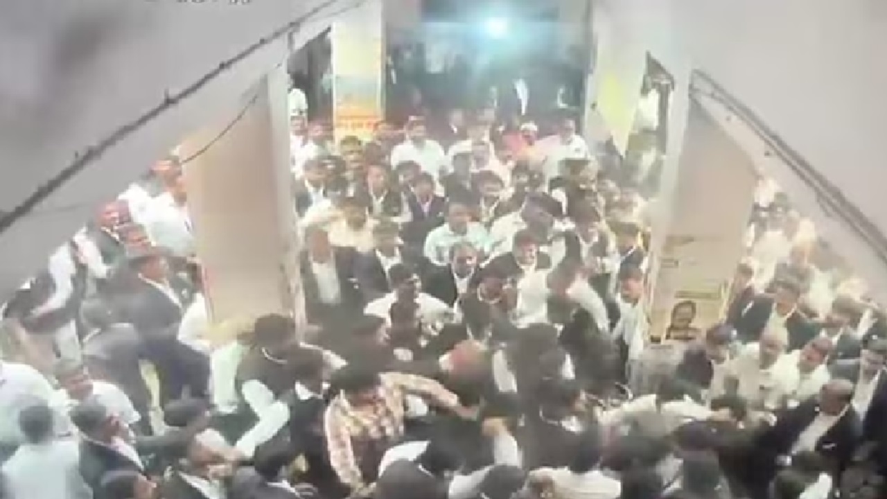 ಪೊಲೀಸರ ಮೇಲೆ ವಕೀಲರ ದಾಳಿ; ನ್ಯಾಯಾಲಯವಾಯ್ತು ರಣರಂಗ